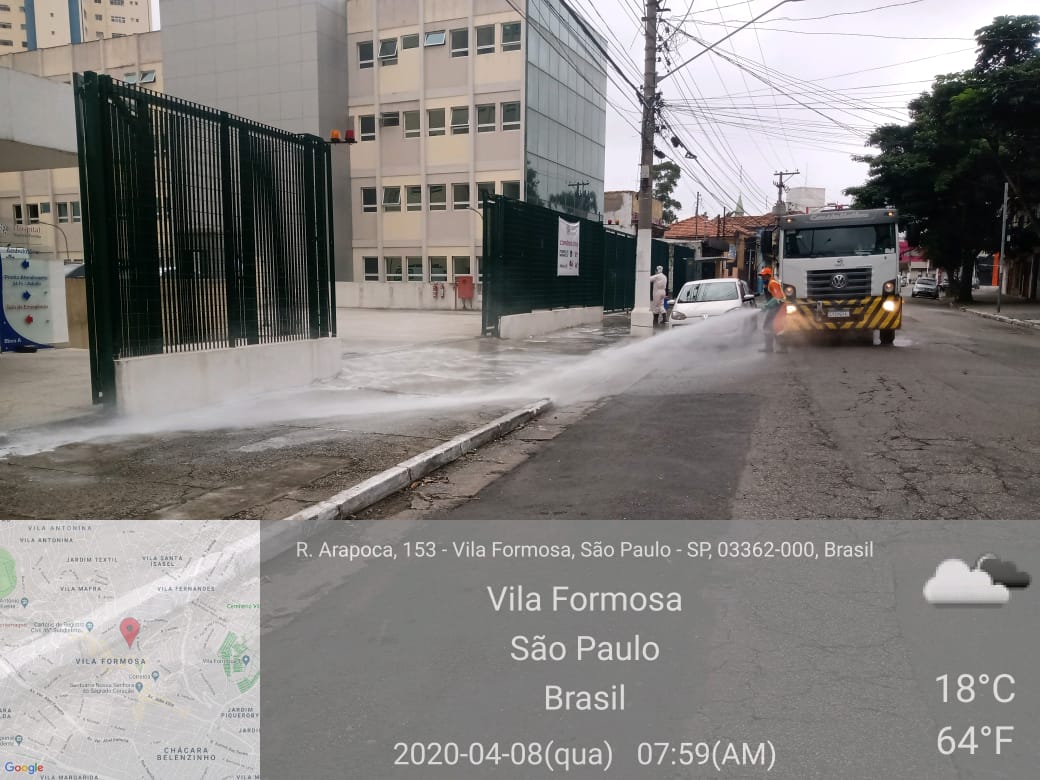 #PraCegoVer visualiza-se a imagem de um agente de limpeza realizando a lavagem ao redor de uma unidade de saúde na Vila Formosa.